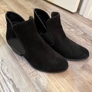 Woman’s me too booties size 7.5